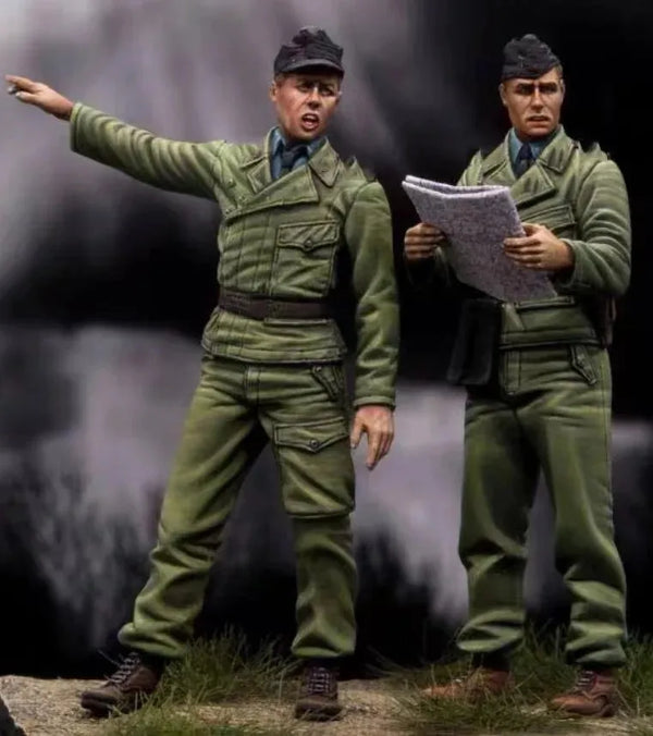 1/35 WWII Soviet Commander Pointing with Staff Officer, 2 Figures, Resin Model Figure Kit, Unassembled and Unpainted