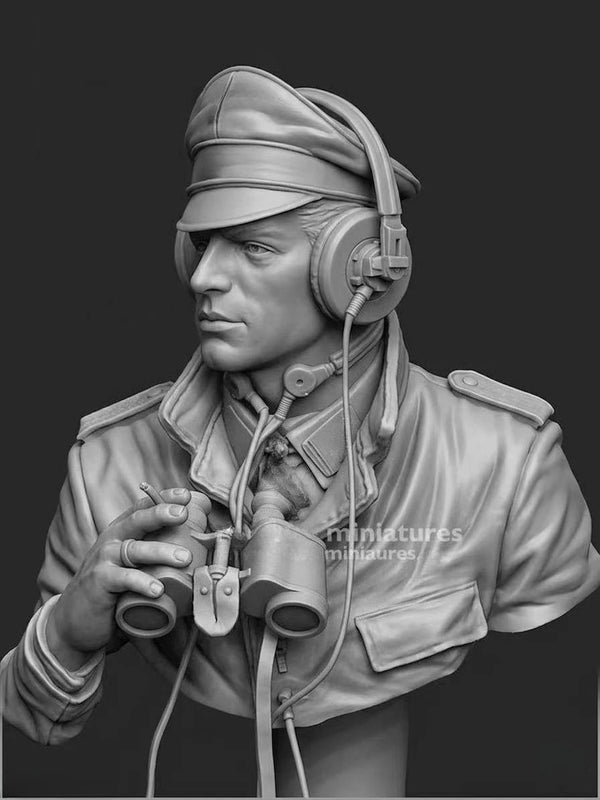 1/10 WWII German Tank Commander with Radio and Binoculars, Resin Model Bust Kit, Unassembled and Unpainted