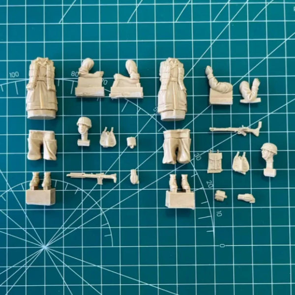 1/35 WWII German Paratroopers with Rifles, 2 Figures, Resin Model Figure Kit, Unassembled and Unpainted