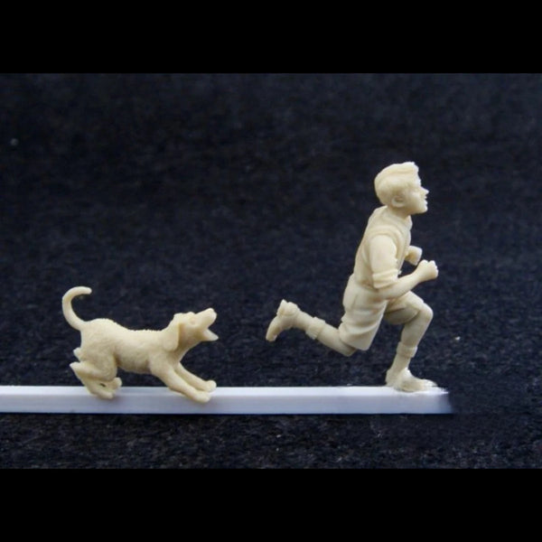 1/35 WWII Child & Dog, 2 Figures, Resin Model Figure Kit, Unassembled and Unpainted