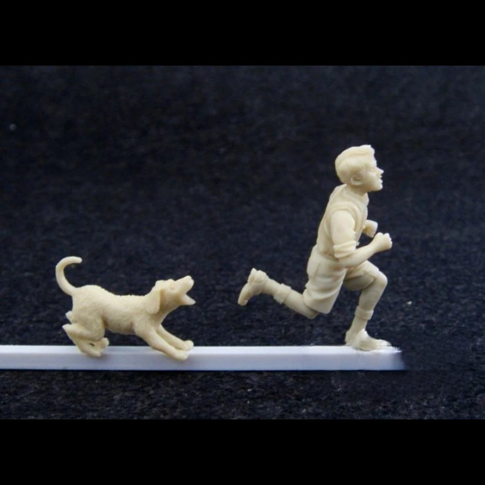 1/35 WWII Child & Dog, 2 Figures, Resin Model Figure Kit, Unassembled and Unpainted