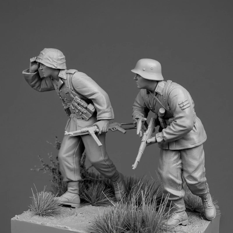 1/35 WWI British Infantry Advancing with Pith Helmets, 2 Figures, Resin Model Figure Kit, Unassembled and Unpainted