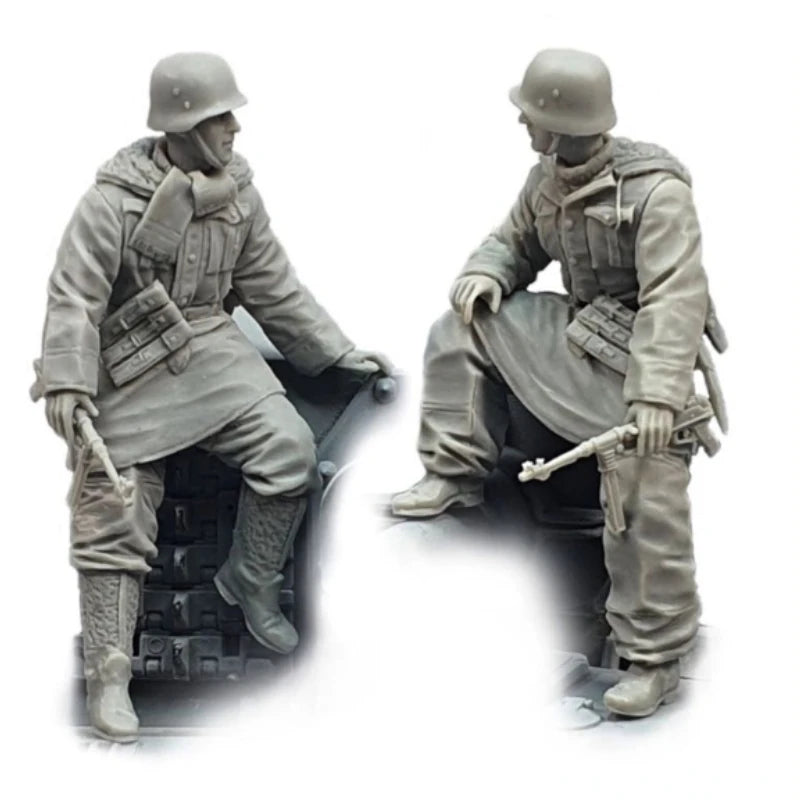1/35 WWII German Infantry Conferring with Rifles, 2 Figures, Resin Model Figure Kit, Unassembled and Unpainted