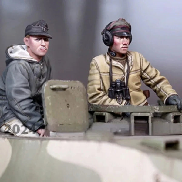 1/35 WWII German Panzer Commander in Tan Uniform with Headphones, 2 Figures, Resin Model Figure Kit, Unassembled and Unpainted