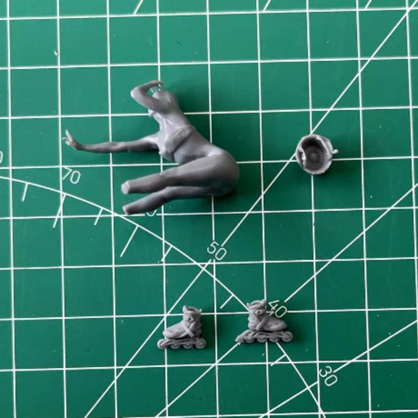 1/35 Modern Roller Skater in Military Helmet, Resin Model Figure Kit, Unassembled and Unpainted