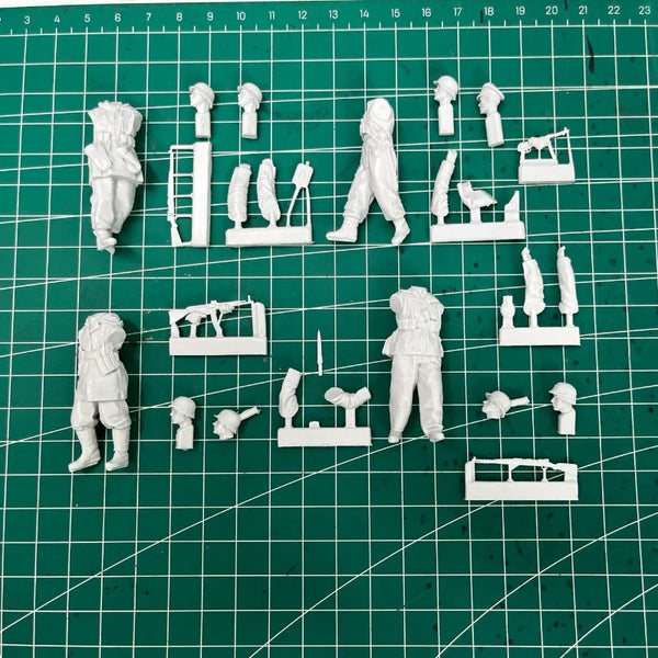 1/35 WWII Winter Soldiers Eastern Front, 4 Figures, Resin Model Figure Kit, Unassembled and Unpainted