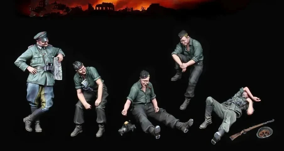 1/35 WWII German Panzer Officer with Dismounting Crew, 5 Figures, Resin Model Diorama Kit, Unassembled and Unpainted