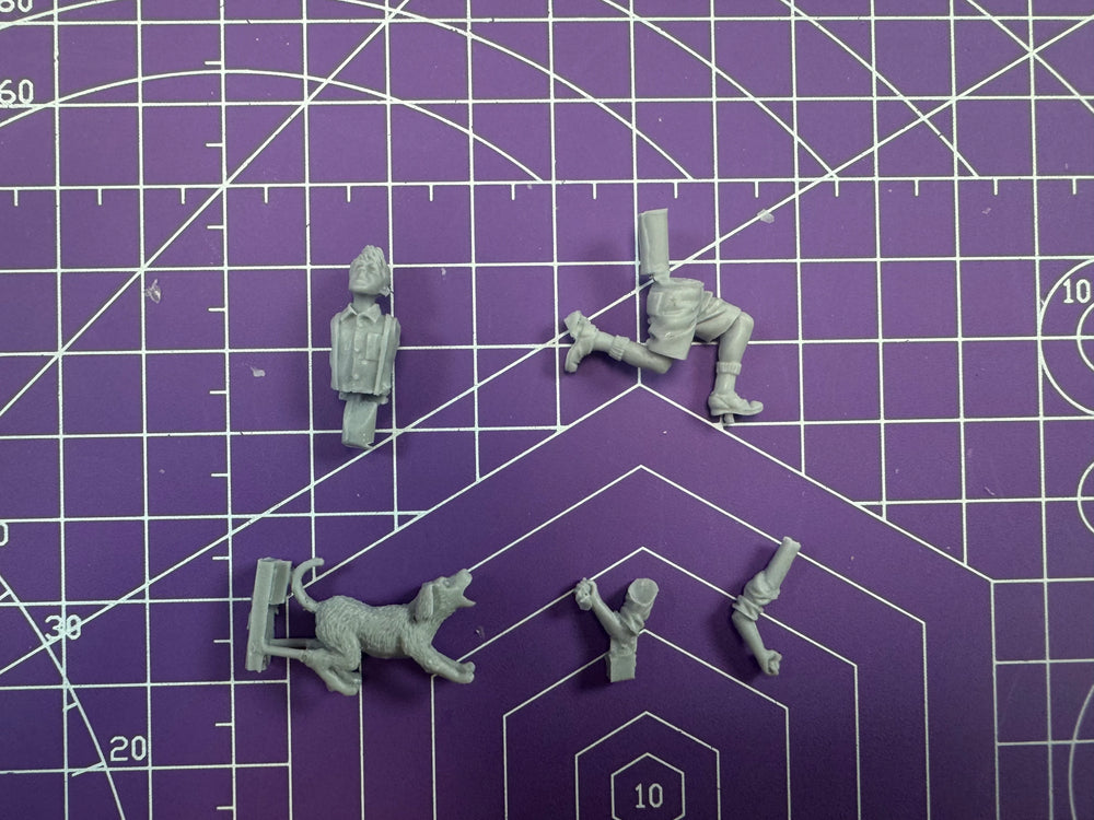 1/35 Child with Pet Dog, 2 Figures, Resin Model Figure Kit, Historical Theme, Unassembled and Unpainted
