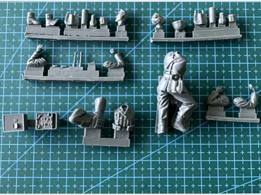 1/35 WWII Military Signalmen, 2 Figures, Resin Model Figure Kit, Unassembled and Unpainted