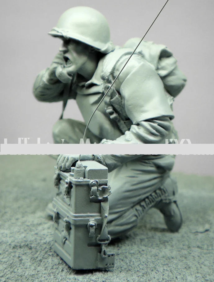 1/16 WWI American Infantryman Crouching with Gas Mask, Resin Model Figure Kit, Unassembled and Unpainted