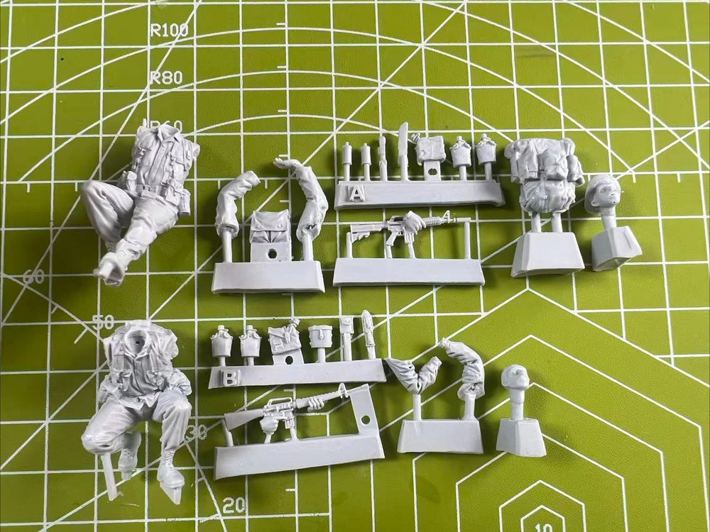 1/35 Modern Operators Advancing with Plate Carriers, 2 Figures, Resin Model Figure Kit, Unassembled and Unpainted