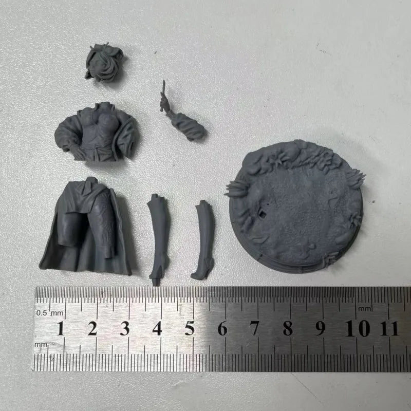 1/24 White-Haired Sorceress with Staff and Goggles, Resin Model Figure Kit, Fantasy Theme, Unassembled and Unpainted