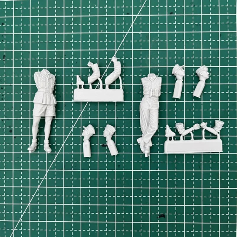 1/35 WWII German Panzer Crew with Tank Commander, 2 Figures, Resin Model Figure Kit, Unassembled and Unpainted