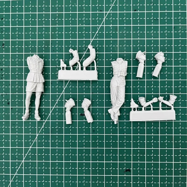 1/35 WWII German Panzer Crew with Tank Commander, 2 Figures, Resin Model Figure Kit, Unassembled and Unpainted