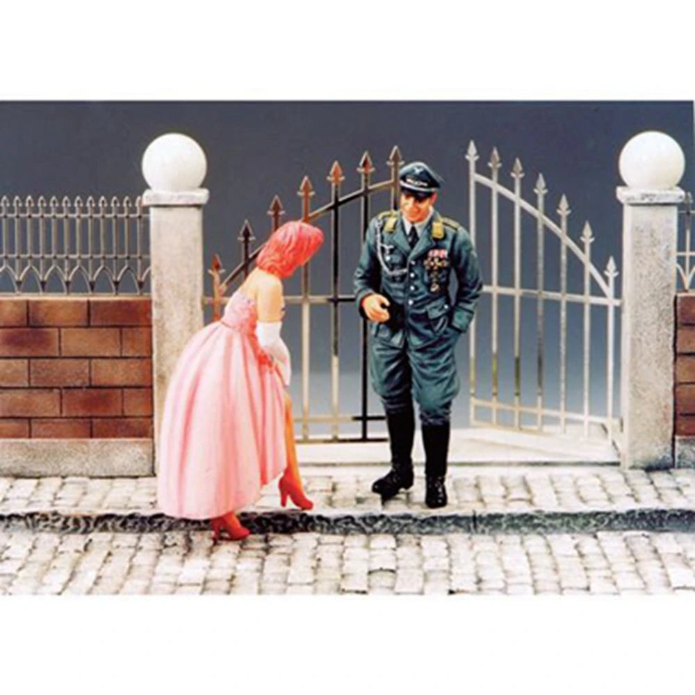 1/35 Modern Air Force Officer and Female Civilian, 2 Figures, Resin Model Figure Kit, Unassembled and Unpainted