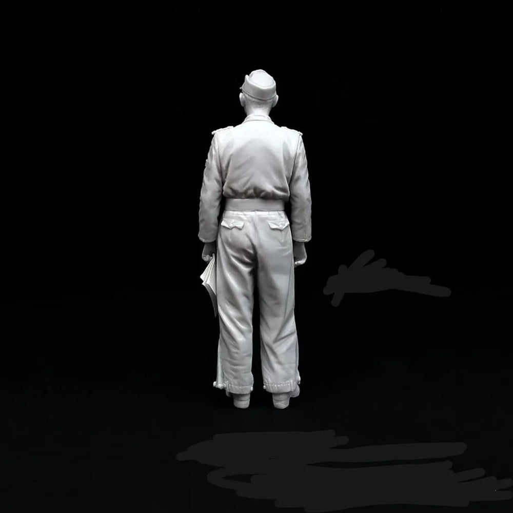 1/35 WWII British Officer in Khaki Tunic and Pith Helmet, Resin Model Figure Kit, Unassembled and Unpainted
