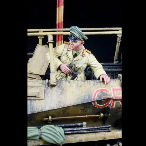 1/35 WWII German Armored Officer, Resin Model Figure Kit, Unassembled and Unpainted