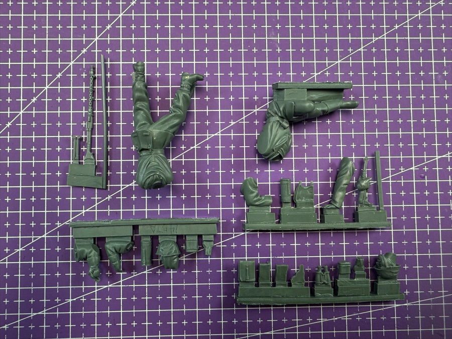 WWII German Winter Squad MG Team 1/35 Resin Figure Kit - resin model view 2