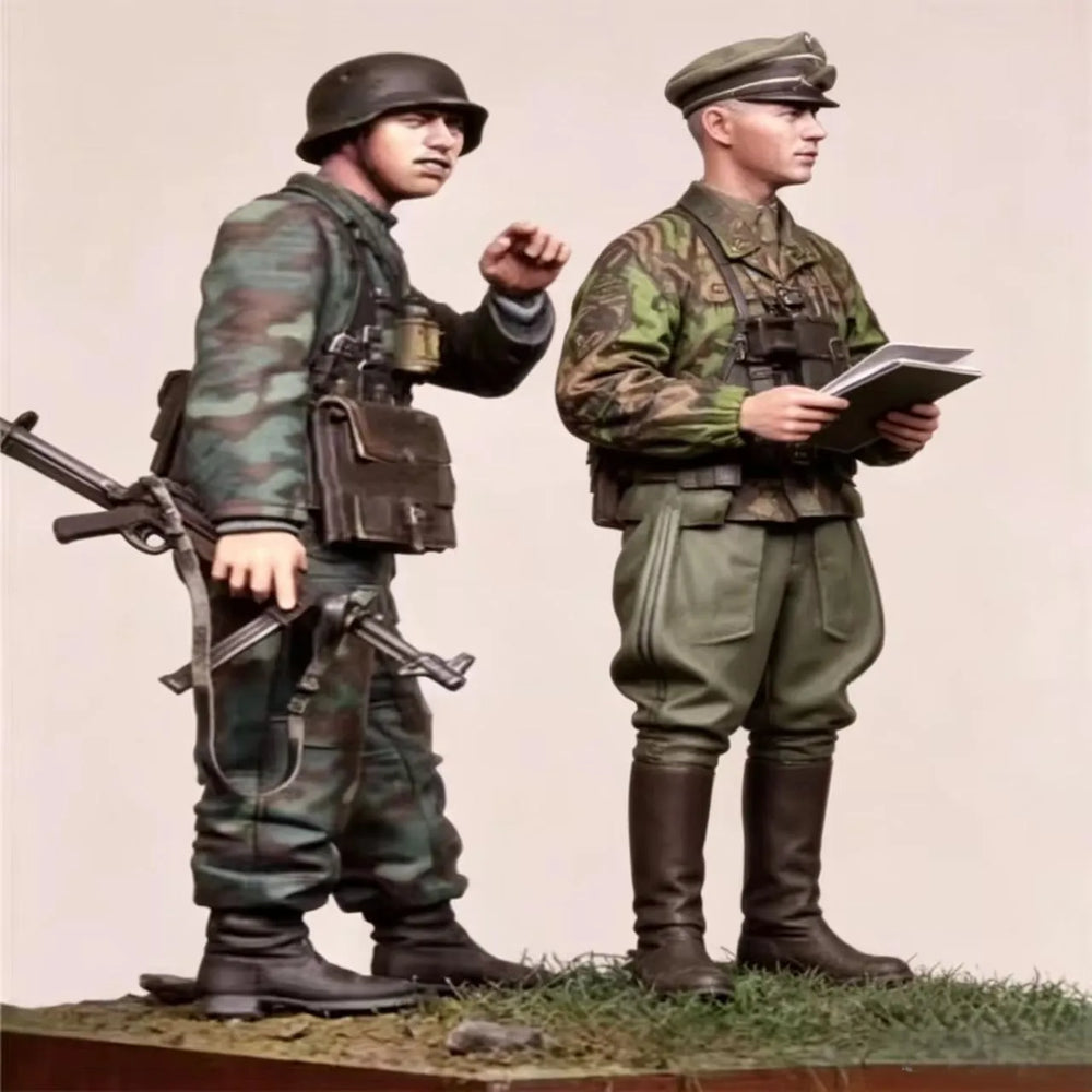 1/35 WWII German Infantry with Officers, 2 Figures, Resin Model Figure Kit, Unassembled and Unpainted