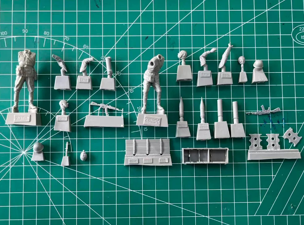 1/35 WWII Soviet Artillery Crew, 2 Figures, Resin Model Figure Kit, Unassembled and Unpainted