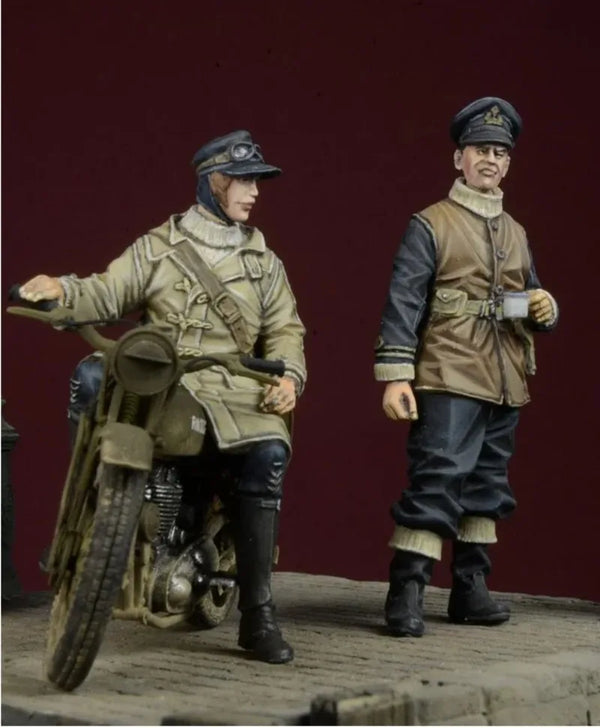 1/35 WWII German Wehrmacht Motorcycle, 2 Figures, Resin Model Diorama Kit, Unassembled and Unpainted