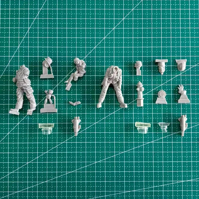1/35 Modern Firemen Rescue, 3 Figures, Resin Model Figure Kit, Unassembled and Unpainted