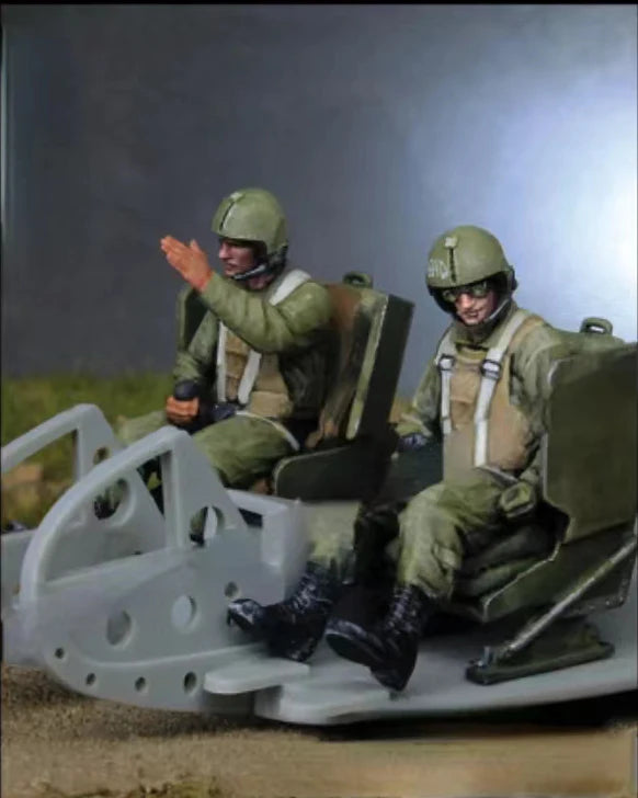 1/35 WWII Soviet Tank Crew on Gun Mount, 2 Figures, Resin Model Figure Kit, Unassembled and Unpainted