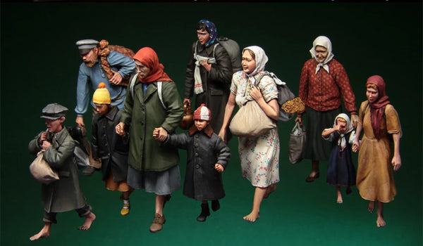 1/35 WWII Russian Refugees, 10 Figures, Resin Model Figure Kit, Unassembled and Unpainted