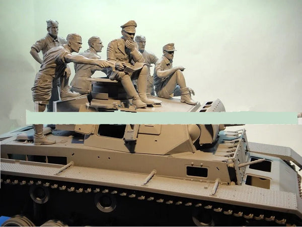1/16 WWII Soldiers & Tank, 7 Figures, Resin Model Diorama Kit, Unassembled and Unpainted