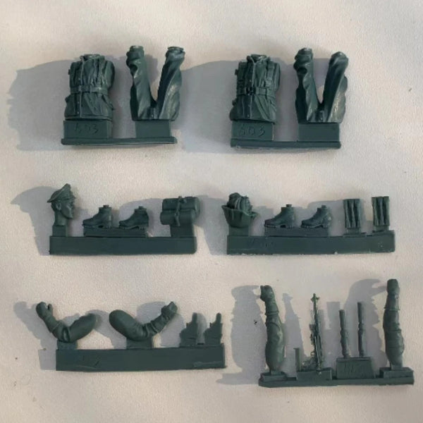 1/35 WWII German Wehrmacht Officers, 2 Figures, Resin Model Figure Kit, Unassembled and Unpainted