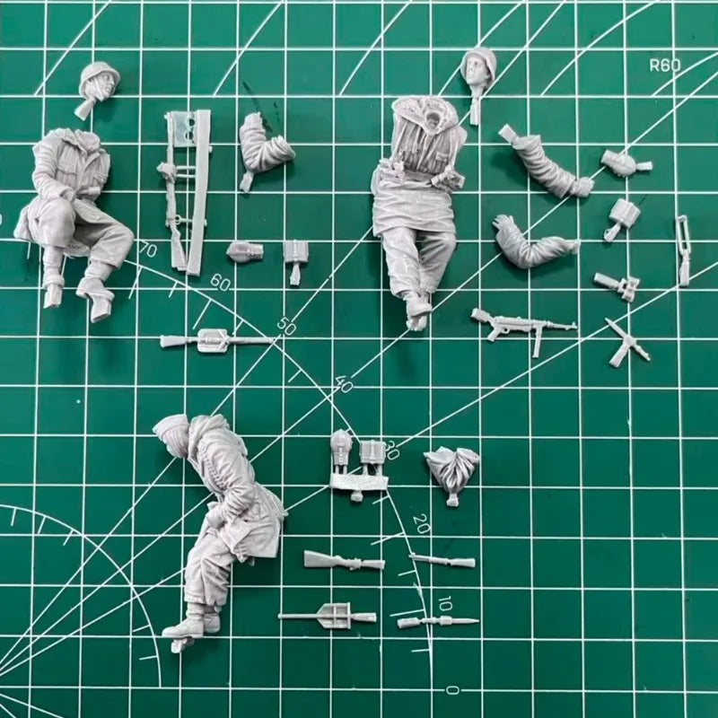 1/35 WWII German Armored Vehicle Crew, 3 Figures, Resin Model Figure Kit, Unassembled and Unpainted