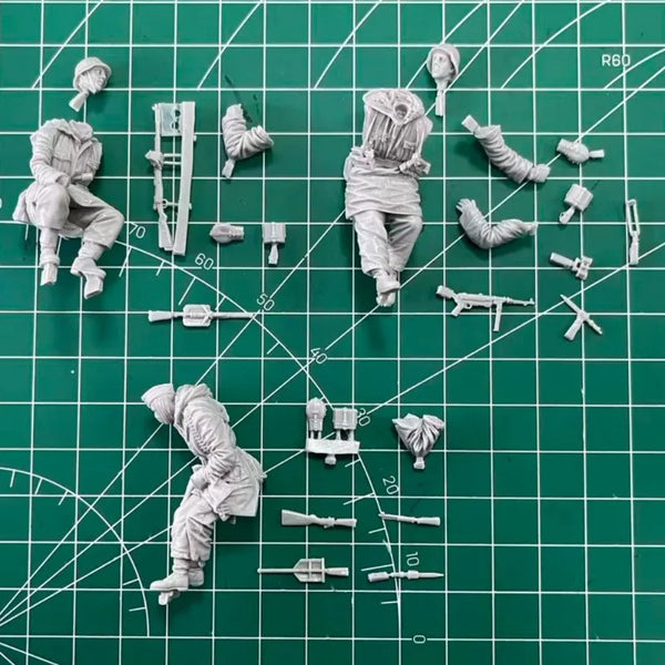 1/35 WWII German Armored Vehicle Crew, 3 Figures, Resin Model Figure Kit, Unassembled and Unpainted