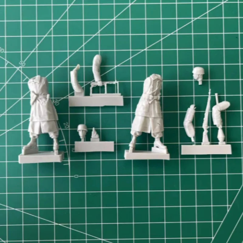 1/35 WWII German Infantry in Long Overcoats, 2 Figures, Resin Model Figure Kit, Unassembled and Unpainted