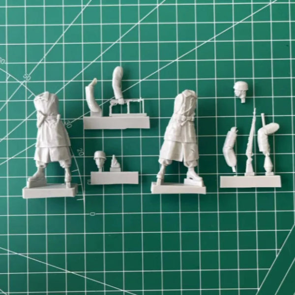 1/35 WWII German Infantry in Long Overcoats, 2 Figures, Resin Model Figure Kit, Unassembled and Unpainted