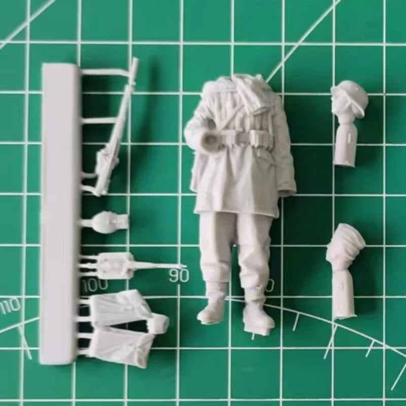 1/35 WWII German Grenadier Winter, Resin Model Figure Kit, Unassembled and Unpainted