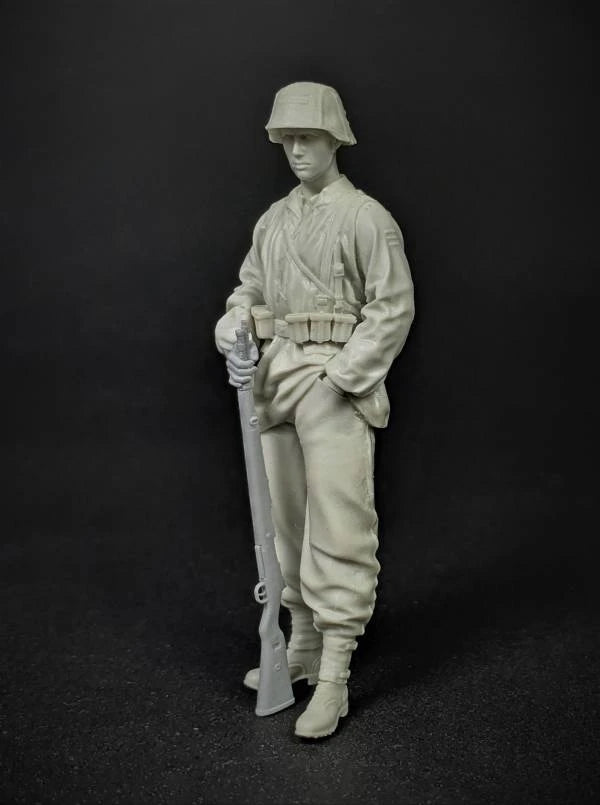 1/35 WWI German Infantryman Standing Guard, Resin Model Figure Kit, Unassembled and Unpainted