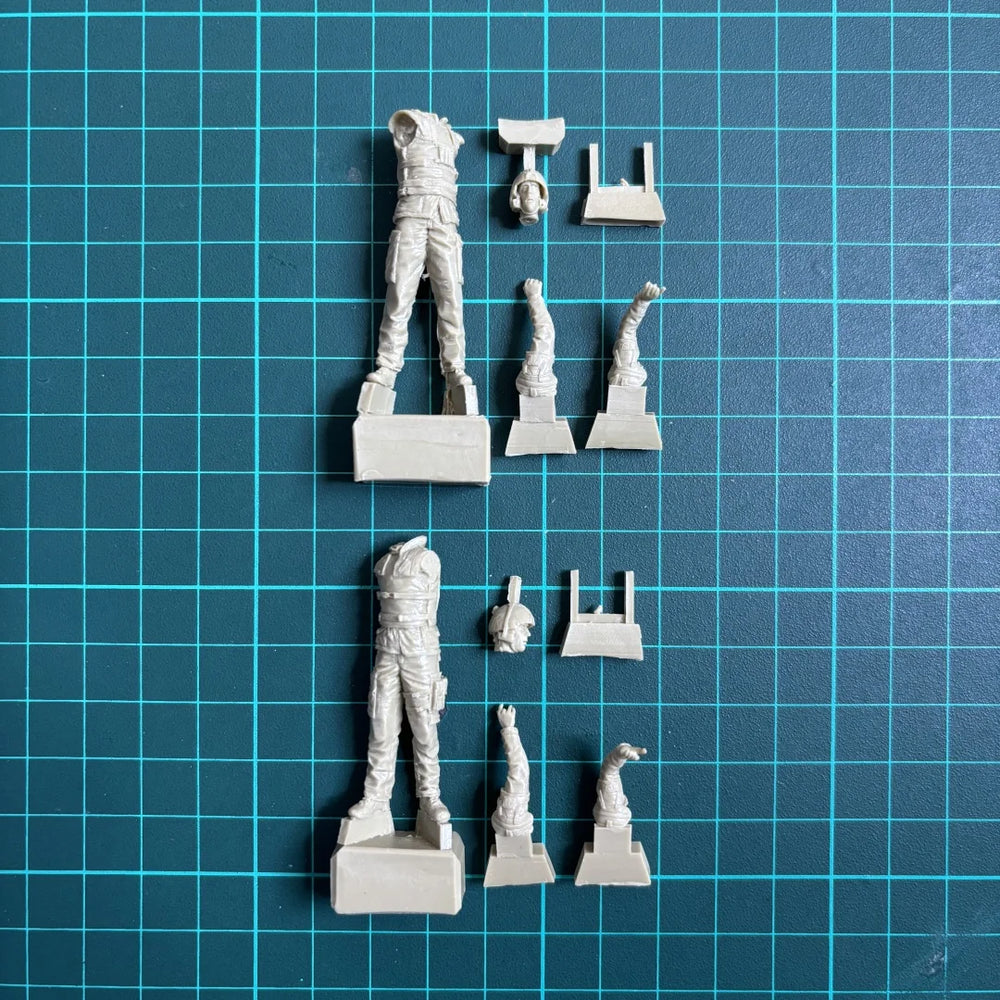 1/35 Modern Canadian Tank Crew Afghanistan, 2 Figures, Resin Model Figure Kit, Unassembled and Unpainted