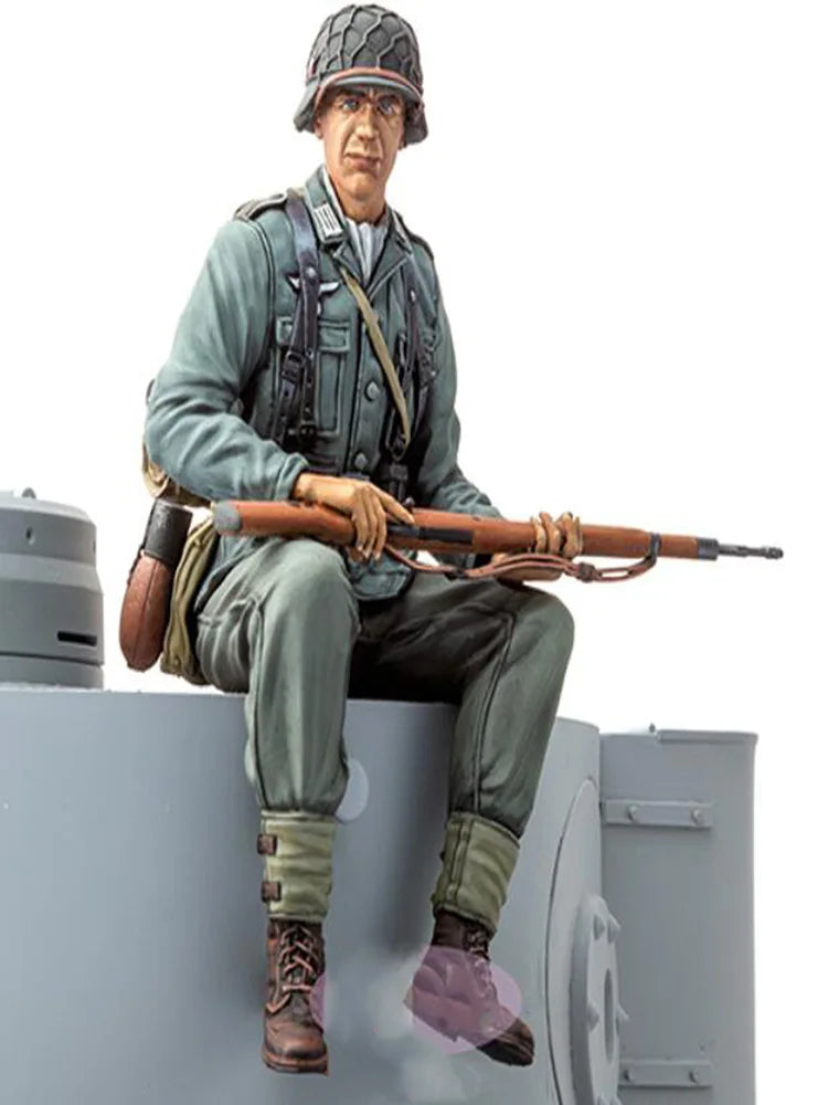 1/16 WWII German Rifleman Resting at Bunker, Resin Model Figure Kit, Unassembled and Unpainted