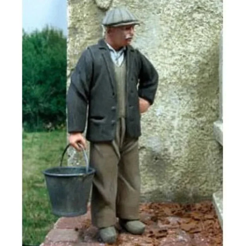 1/35 Elderly Civilian with Bucket, Resin Model Figure Kit, Historical Theme, Unassembled and Unpainted