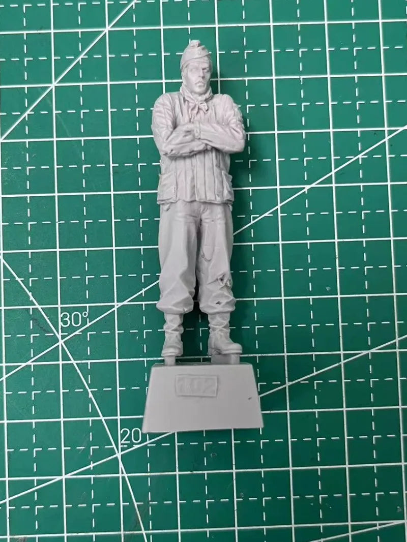 1/35 WWII Soviet Infantryman with Bandaged Head, Resin Model Figure Kit, Unassembled and Unpainted