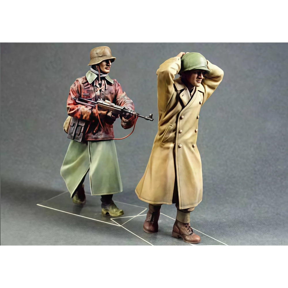 1/35 WWII German Officer in Greatcoat with Armed Soldier, 2 Figures, Resin Model Figure Kit, Unassembled and Unpainted