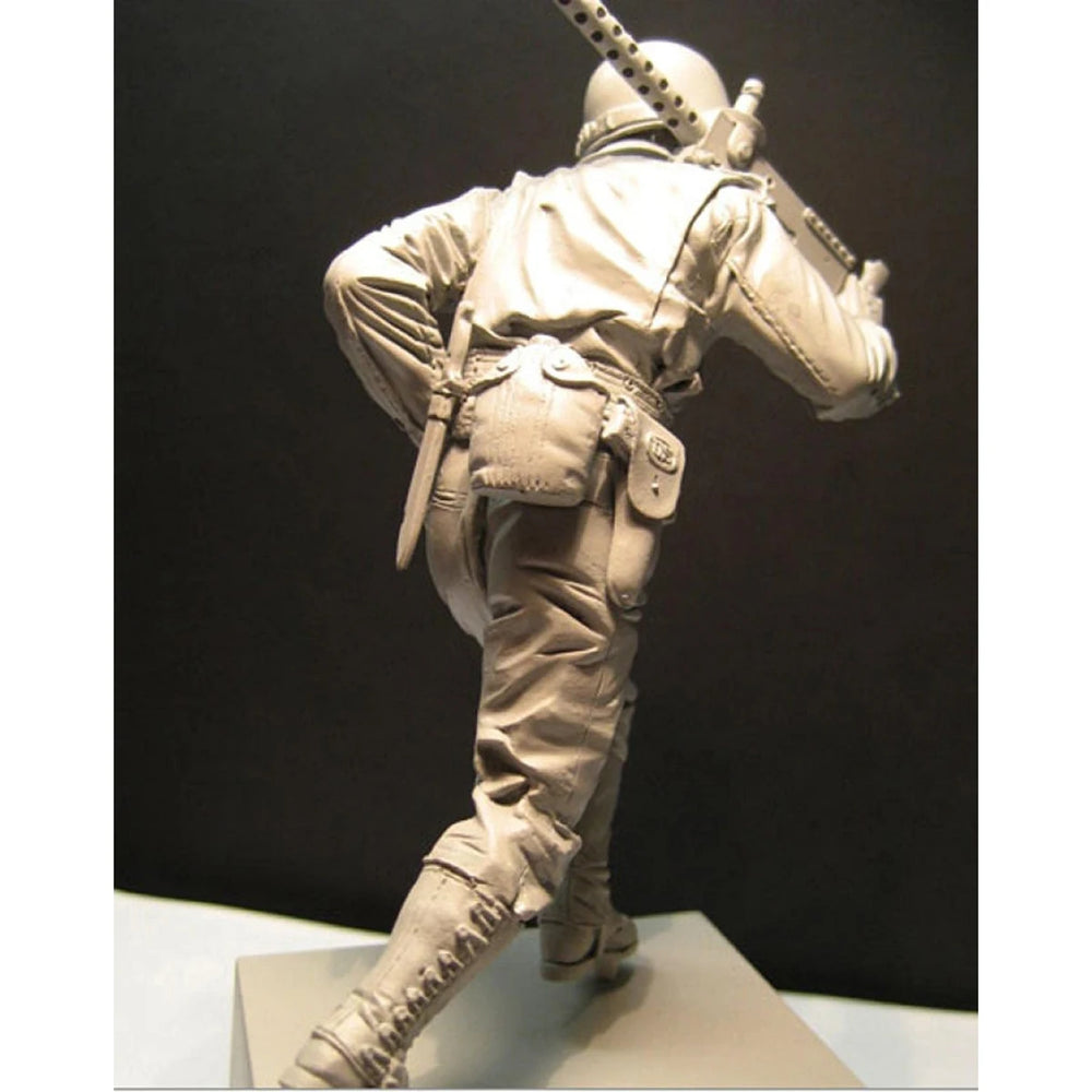 1/16 WWII US Infantryman Charging with Bayonet, Resin Model Figure Kit, Unassembled and Unpainted
