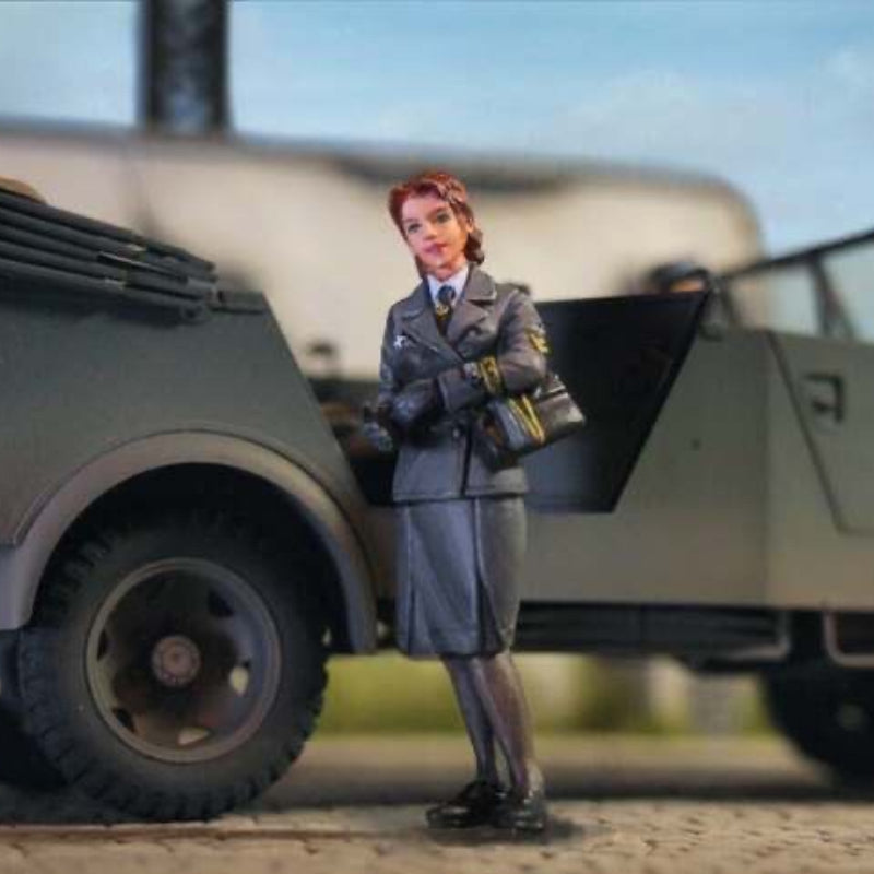 1/35 WWII German Women's Auxiliary, 2 Figures, Resin Model Figure Kit, Unassembled and Unpainted