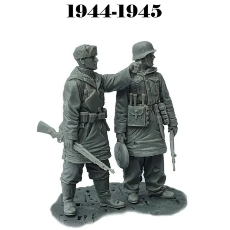 1/35 WWII German Winter Infantry Pointing, 2 Figures, Resin Model Figure Kit, Unassembled and Unpainted