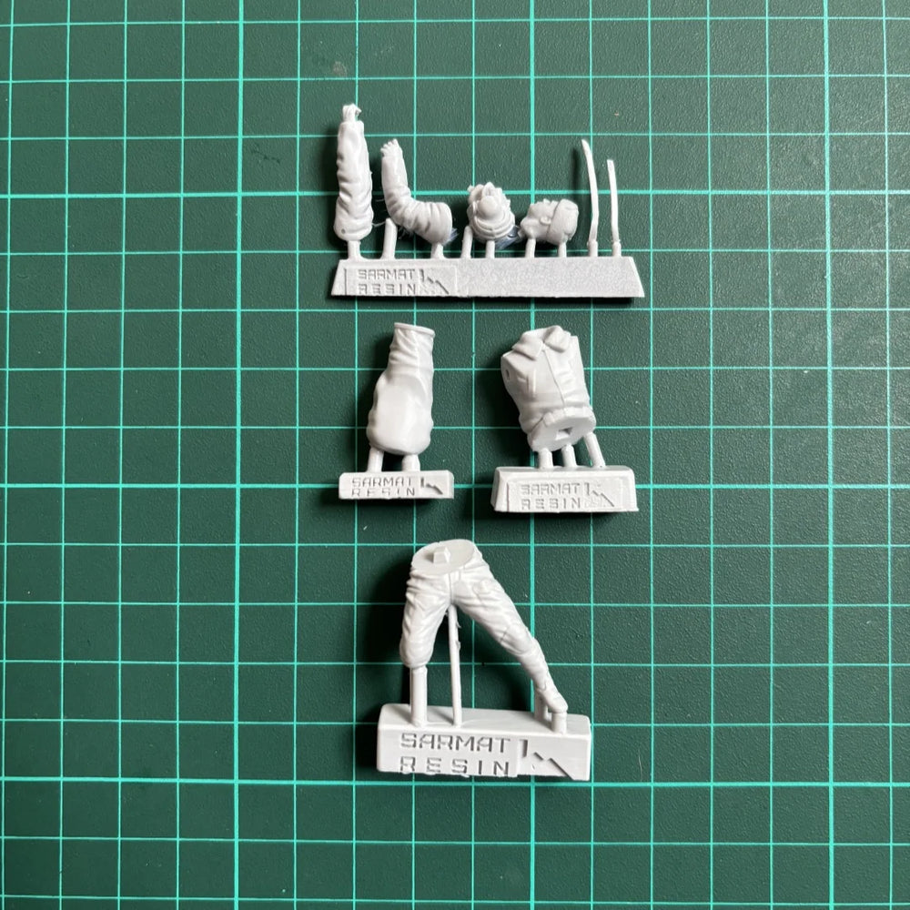 1/35 Cold War Soviet 2S1 Carnation Self-Propelled Gun, 2 Figures, Resin Model Vehicle Kit, Unassembled and Unpainted