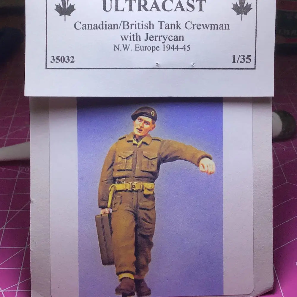1/35 WWII Male Soldier in Military Cap, Resin Model Figure Kit, Unassembled and Unpainted