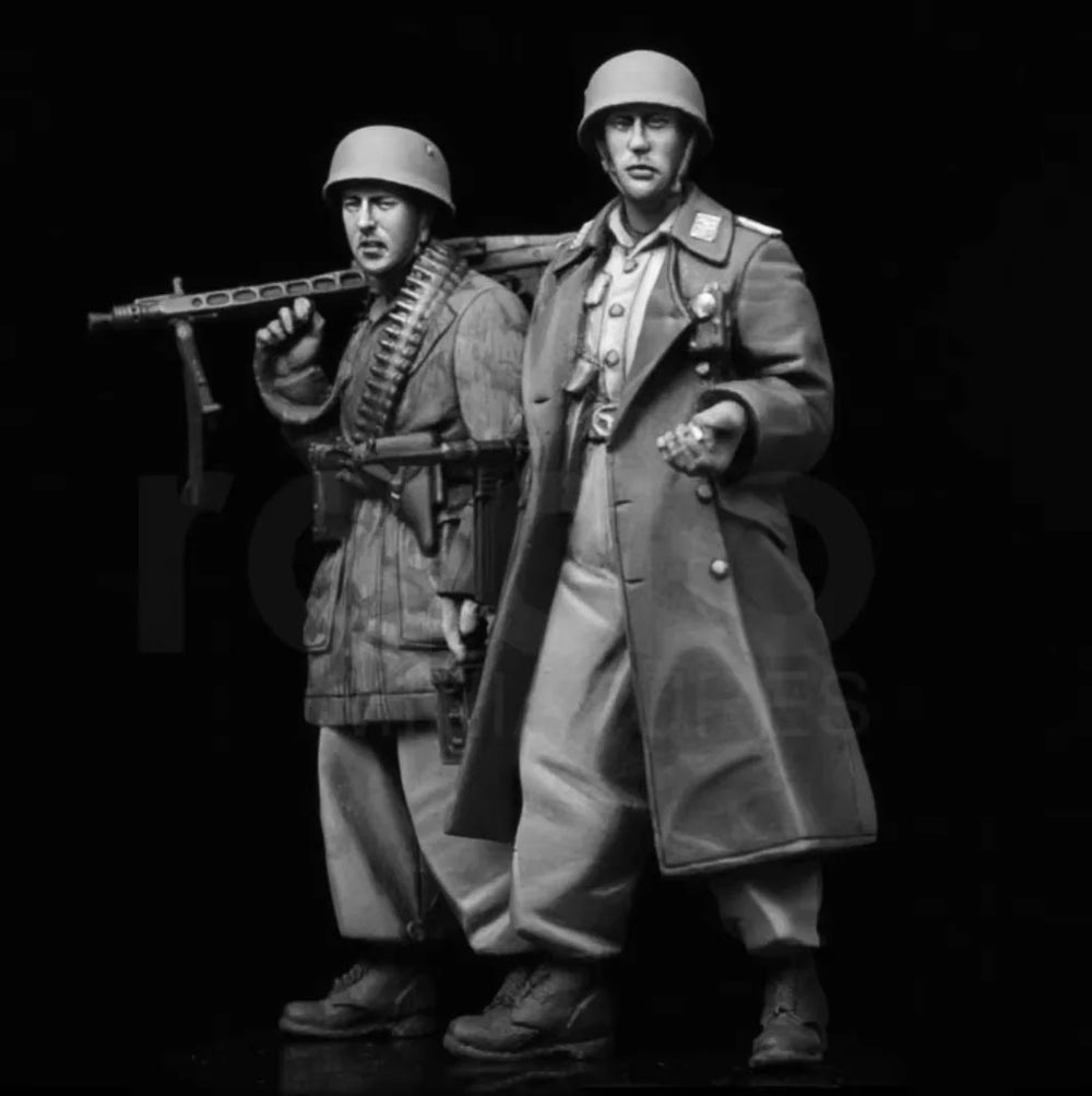 1/35 WWII German Infantry with MG42 and Camouflage, 3 Figures, Resin Model Figure Kit, Unassembled and Unpainted