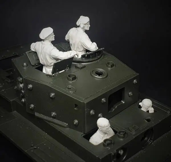 1/35 WWII German Panzer Crew with Open Turrets, 4 Figures, Resin Model Figure Kit, Unassembled and Unpainted