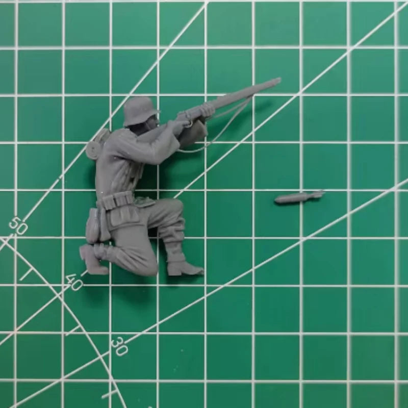 1/35 WWII German Infantry Charging with Rifle Raised, Resin Model Figure Kit, Unassembled and Unpainted