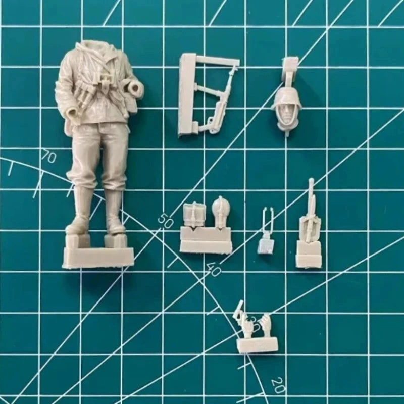 1/35 WWII German Grenadier Infantryman, Resin Model Figure Kit, Unassembled and Unpainted